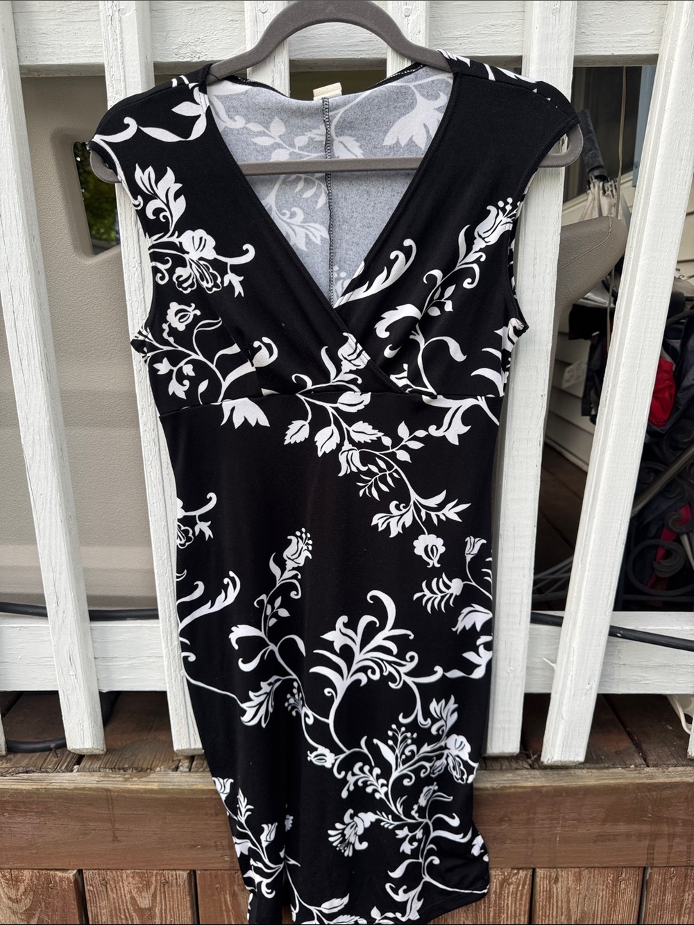 Black & White Floral V-Neck Sleeveless Dress